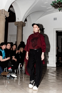 BOLD ICON spodnie eleganckie szerokie tencel z burgundową stebnówką czarne ekskluzywne limitowana kolekcja kapsułowa (10).jpg
