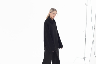Bluzka z tubą oversize czarna rayon synthetic oddychająca (10).jpg