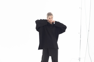 Bluzka z tubą oversize czarna rayon synthetic oddychająca (1).jpg