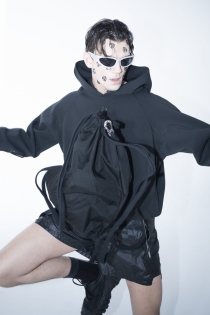 Plecak z cordury festiwalowy elegancki z aplikacją czarny synthetic karabińszyk fashion (13).jpg