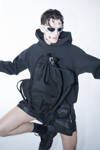 Plecak z cordury festiwalowy elegancki z aplikacją czarny synthetic karabińszyk fashion (13).jpg