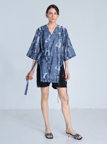SS26 bluzka kimonowa niebieska pattern bawełna_0007_KJ6_9780.jpg