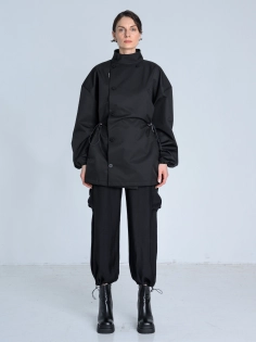 SS26 Kurtka marynarka przeciwdeszczowa trenchcoat krótki czarny_0003_KJ6_0236.jpg