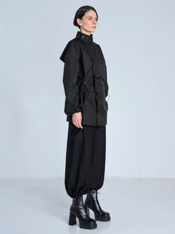 SS26 Kurtka marynarka przeciwdeszczowa trenchcoat krótki czarny_0002_KJ6_0239.jpg