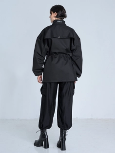 SS26 Kurtka marynarka przeciwdeszczowa trenchcoat krótki czarny_0010_KJ6_0268.jpg