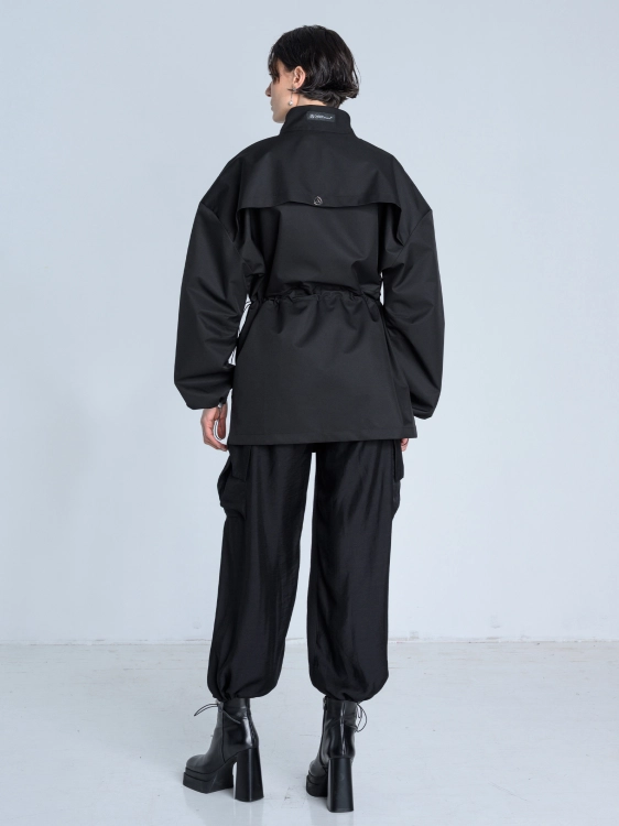 SS26 Kurtka marynarka przeciwdeszczowa trenchcoat krótki czarny_0010_KJ6_0268.jpg