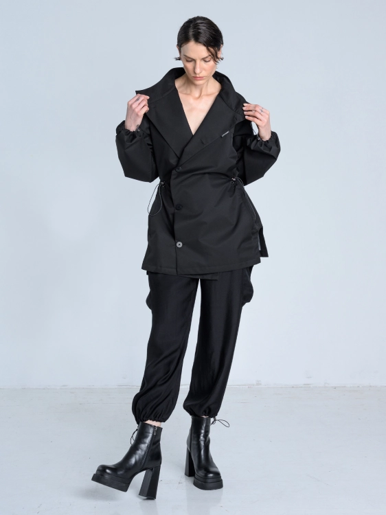SS26 Kurtka marynarka przeciwdeszczowa trenchcoat krótki czarny_0005_KJ6_0280.jpg