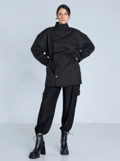 SS26 Kurtka marynarka przeciwdeszczowa trenchcoat krótki czarny_0000_KJ6_0262.jpg