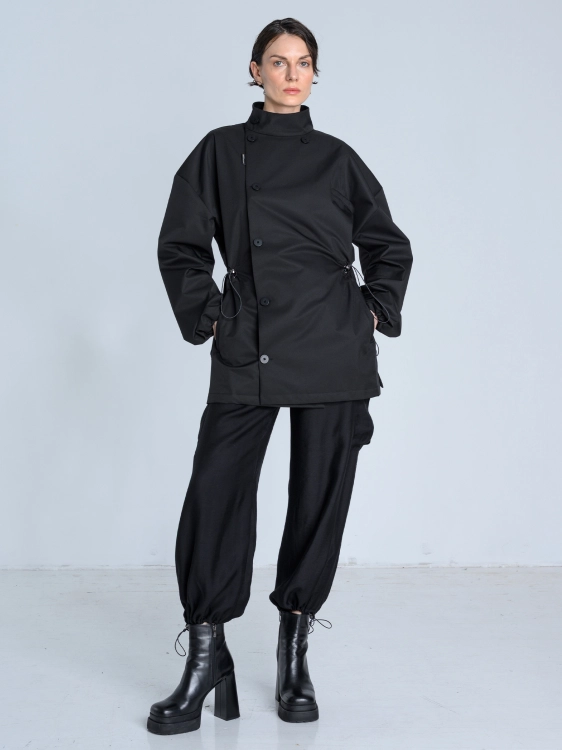 SS26 Kurtka marynarka przeciwdeszczowa trenchcoat krótki czarny_0001_KJ6_0254.jpg
