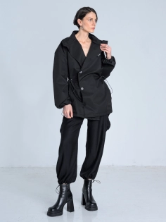 SS26 Kurtka marynarka przeciwdeszczowa trenchcoat krótki czarny_0007_KJ6_0279.jpg