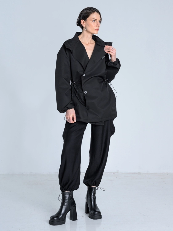 SS26 Kurtka marynarka przeciwdeszczowa trenchcoat krótki czarny_0007_KJ6_0279.jpg