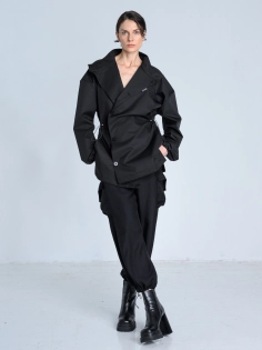 SS26 Kurtka marynarka przeciwdeszczowa trenchcoat krótki czarny_0008_KJ6_0274.jpg