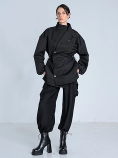 SS26 Kurtka marynarka przeciwdeszczowa trenchcoat krótki czarny_0009_KJ6_0271.jpg
