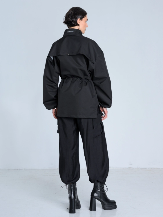 SS26 Kurtka marynarka przeciwdeszczowa trenchcoat krótki czarny_0011_KJ6_0267.jpg
