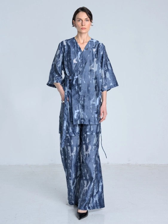SS26 komplet wyjściowy niebieski synthetic garnitur kimono_0002_KJ6_9888.jpg