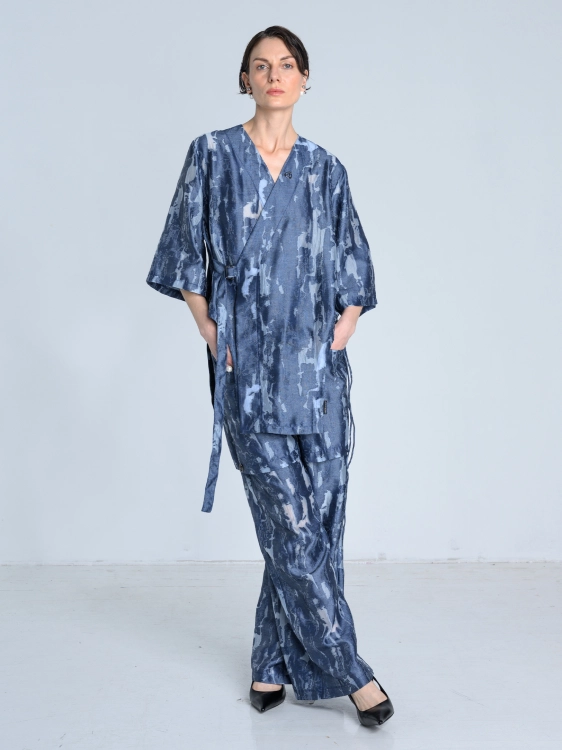SS26 komplet wyjściowy niebieski synthetic garnitur kimono_0000_KJ6_9896.jpg
