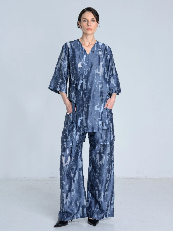 SS26 komplet wyjściowy niebieski synthetic garnitur kimono_0004_KJ6_9883.jpg