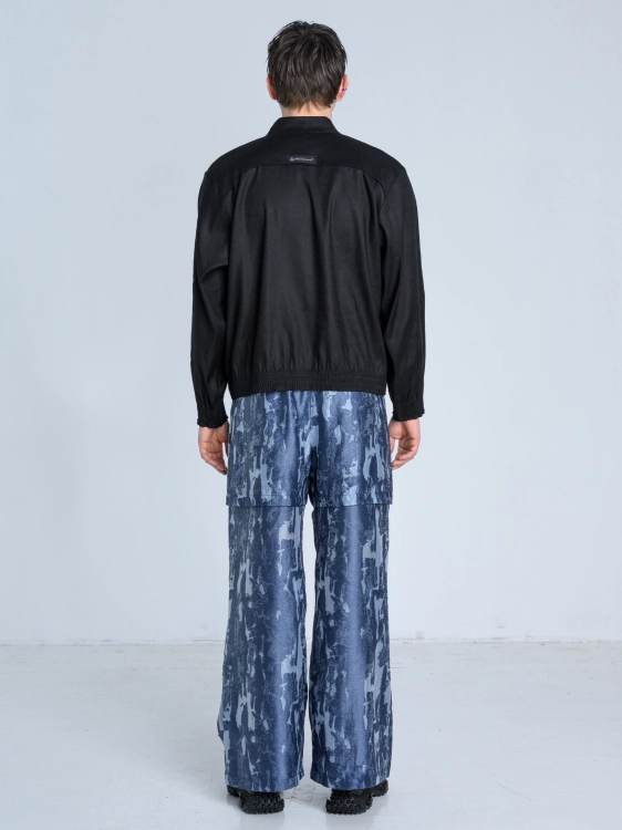 SS26 spodnie niebieskie męskie pattern bawełniane_0004_KJ6_0086.jpg